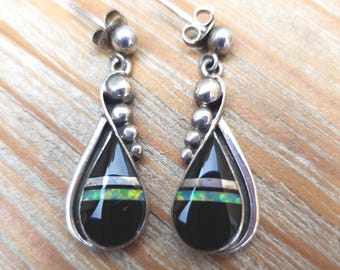 Pendientes vintage de plata de ley con incrustaciones de ónix y ópalo, obra de Larry Martinez Chavez, de la marca Navajo.