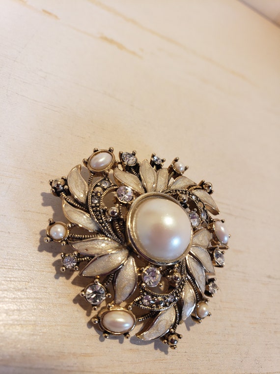 Vintage Monet Gold Toned Faux Pearl Enamel Rhines… - image 4