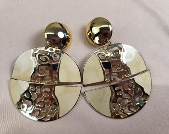 Pendientes colgantes de clip grandes, redondos y calados de esmalte crema Berebi en tono dorado