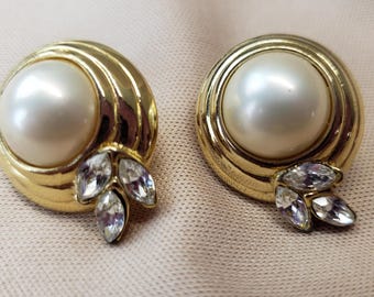 Pendientes vintage Trifari de perlas acanaladas en tono dorado con detalle de hojas de cristal