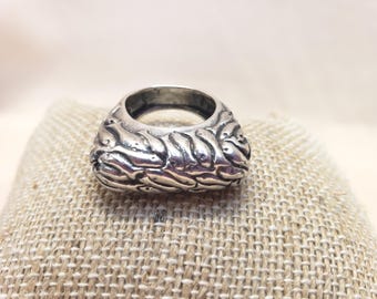 Anillo llamativo Dian Malouf DLM de plata esterlina con diseño de banco de peces, talla 5