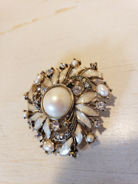 Vintage Monet Gold Toned Faux Pearl Enamel Rhines… - image 3