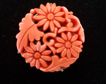 Broche victoriano antiguo de resina coral con margaritas talladas y cierre en C