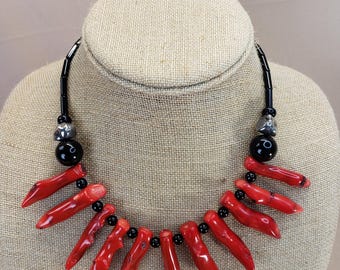 Collar babero de plata de ley con coral rojo y cuentas de vidrio negro