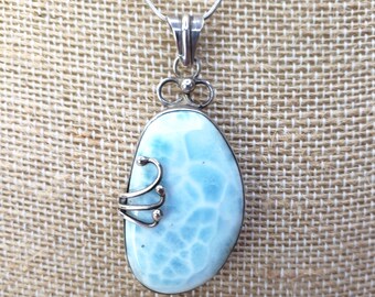 Collar con colgante de larimar ornamentado en plata de ley