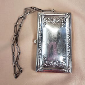 Monedero antiguo de plata de ley y monedero con cadena, firmado por WHSCO y diseño ornamentado.