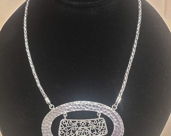 Collar con colgante ovalado de plata esterlina martillada vintage con calado, Indonesia