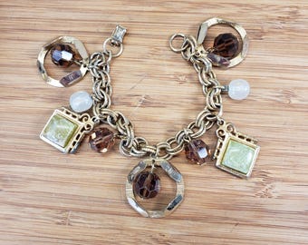 Pulsera vintage Coro con dijes en tonos dorados, ámbar y verde