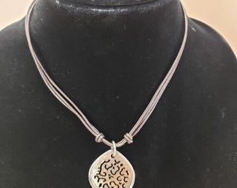 Collar con colgante de cuero marrón Silpada y concha tallada en plata de ley