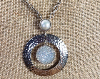 Collar con colgante de cuarzo druzy y perla en plata esterlina martillada, firmado por el diseñador