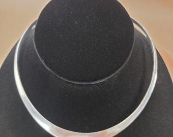 Collar en forma de V de plata esterlina martillada a mano de Ronald Hayes Pearson de MCM