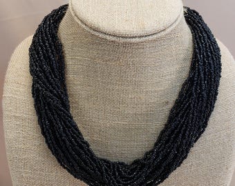 Collar vintage Gerda Lynggaard Monies de cuentas negras con broche de cuerno.