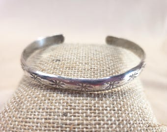 Pulsera tipo brazalete pequeña de plata esterlina con estrella repujada, estilo nativo americano vintage.