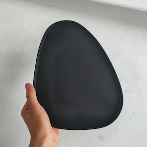 以下が含まれることがあります： 滑らかでマットな仕上がりの黒い楕円形のサービングトレイ