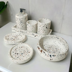 Ensemble de salle de bain personnalisé en terrazzo, distributeur de savon marron, noir et gris, brosse à dents et porte-serviettes, plateau rectangulaire, cadeau pour la maison neuve image 1