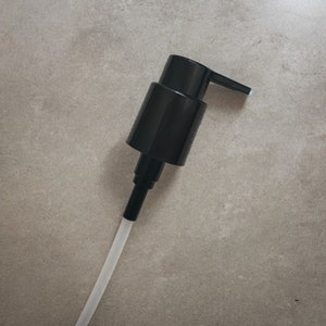 Pompa erogatrice di sapone nero: sostituzione della bottiglia di lozione da 24 mm