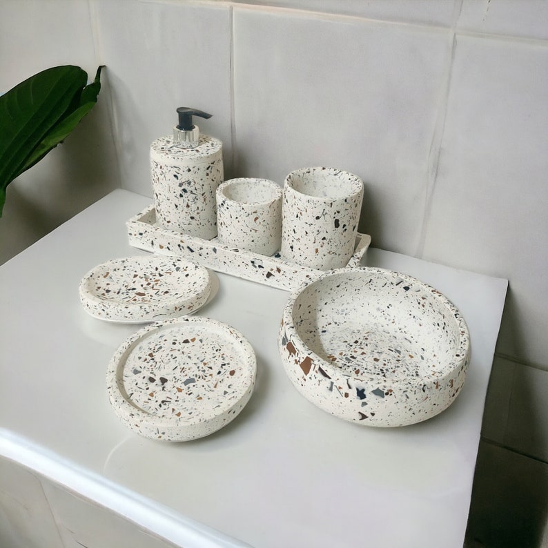 Ensemble de salle de bain personnalisé en terrazzo, distributeur de savon marron, noir et gris, brosse à dents et porte-serviettes, plateau rectangulaire, cadeau pour la maison neuve image 1