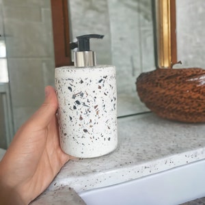 Ensemble de salle de bain personnalisé en terrazzo, distributeur de savon marron, noir et gris, brosse à dents et porte-serviettes, plateau rectangulaire, cadeau pour la maison neuve image 7