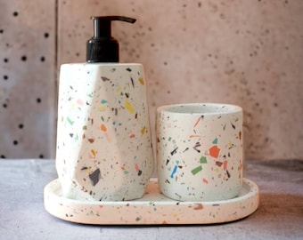 Terrazzo Badezimmerset mit Tablett, Flüssigseifenspender 3er Set, minimales buntes Badeset, Seifenflasche mit Pumpe, einzigartiges erstes Geschenk für zu Hause