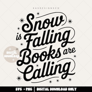 Puede incluir: Un diseño digital con el texto "Snow is Falling Books are Calling" en negro, con una fuente caprichosa. El diseño incluye acentos de copo de nieve y las palabras "SVG + PNG | DIGITAL DOWNLOAD ONLY". El fondo es de color beige claro.