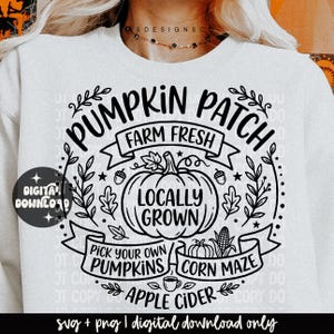 Könnte beinhalten: Ein weißes Sweatshirt mit einem schwarzen Grafikdesign mit dem Text PUMPKIN PATCH, FARM FRESH, LOCALLY GROWN, PICK YOUR OWN PUMPKINS, CORN MAZE und APPLE CIDER. Die Illustration zeigt einen zentralen Kürbis, Blätter, Eicheln und Mais.