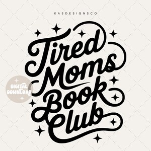 Puede incluir: Dise&ntilde;o digital en blanco y negro con el texto "Tired Moms Book Club" en una fuente caprichosa, rodeado de estrellas. El dise&ntilde;o tambi&eacute;n incluye el texto "KASDESIGNSCO" y "DESCARGA DIGITAL".