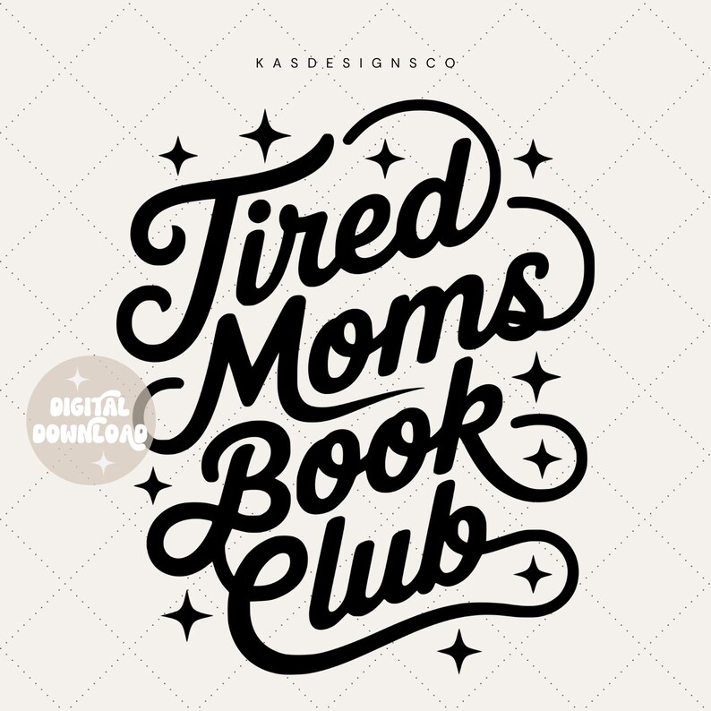 Puede incluir: Dise&ntilde;o digital en blanco y negro con el texto "Tired Moms Book Club" en una fuente caprichosa, rodeado de estrellas. El dise&ntilde;o tambi&eacute;n incluye el texto "KASDESIGNSCO" y "DESCARGA DIGITAL".