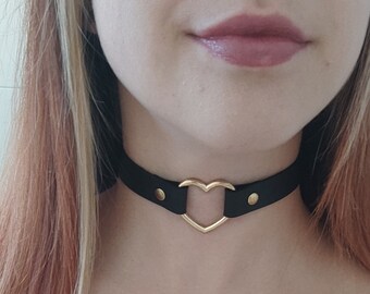 Schwarzer schmaler Choker mit goldenem Herz