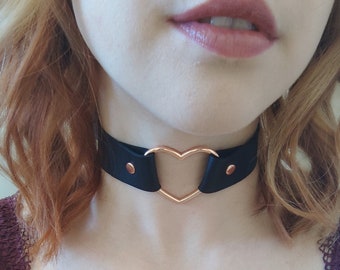 Black choker with heart