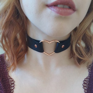 Black choker with heart