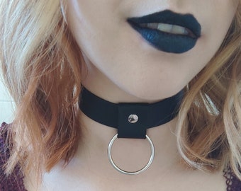 Schwarzer Choker mit Ring