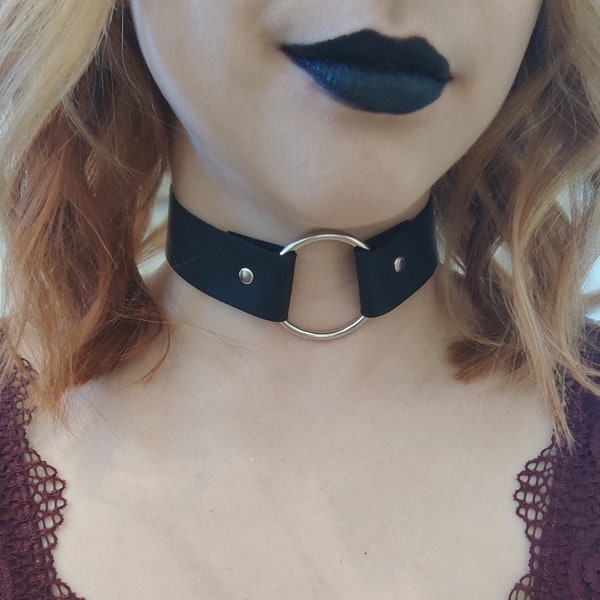 Schwarzer Choker mit großem Ring