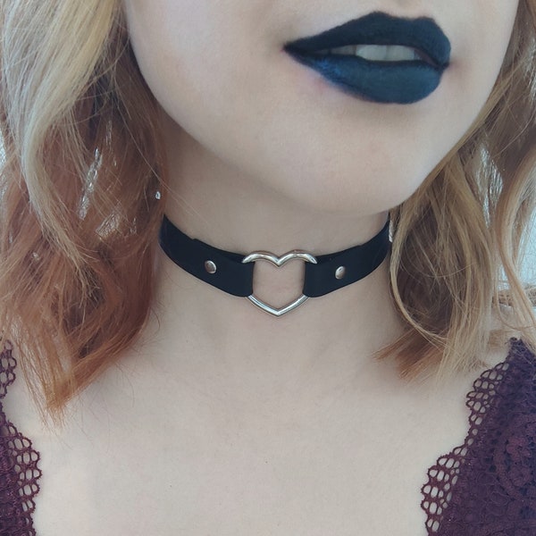 Schwarzer Choker mit kleinem Herz