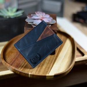 Gepersonaliseerde leren kaarthouder - op maat gemaakte gegraveerde kaartportemonnee, slanke handgemaakte houder, cadeau voor hem of haar, minimalistische kaarthouder