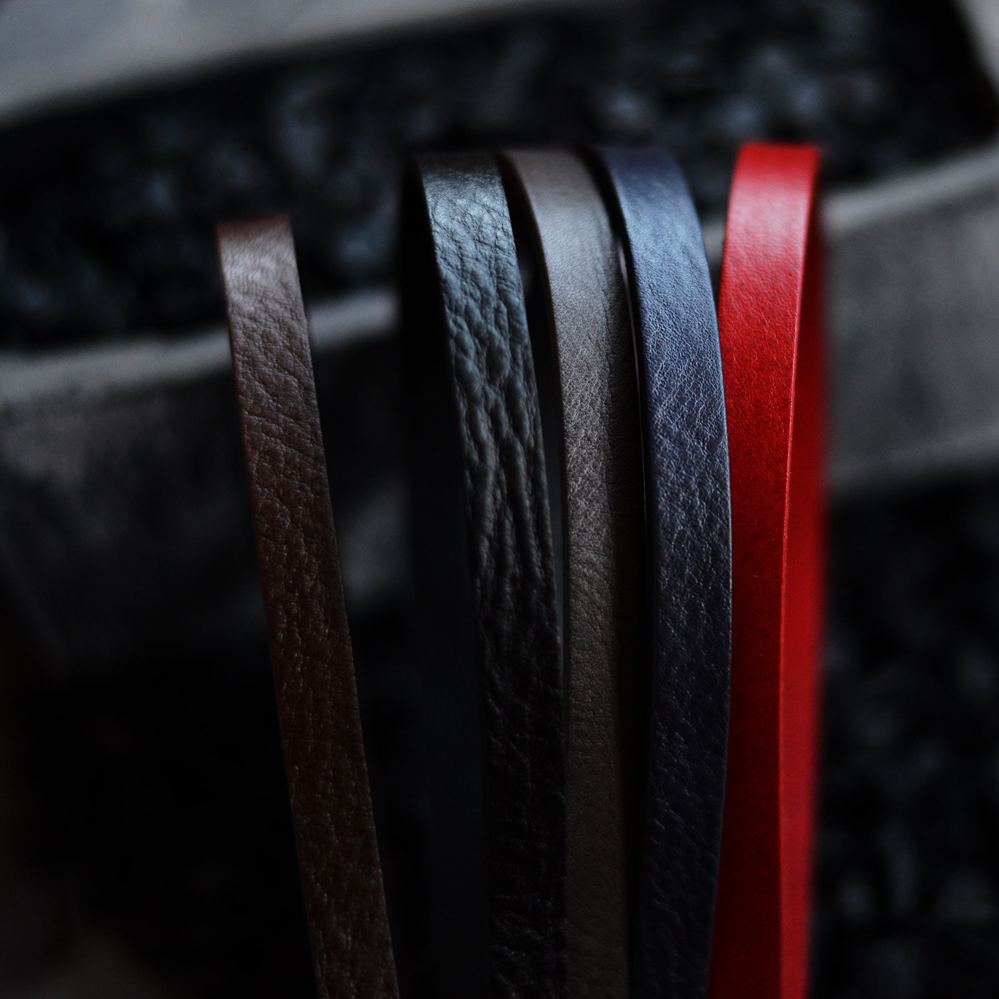 Bracelet Multi-lanières Simili Cuir Rouge Aimanté - Longueur 22 Cm, Fait Main, Neuf Sans Emballage