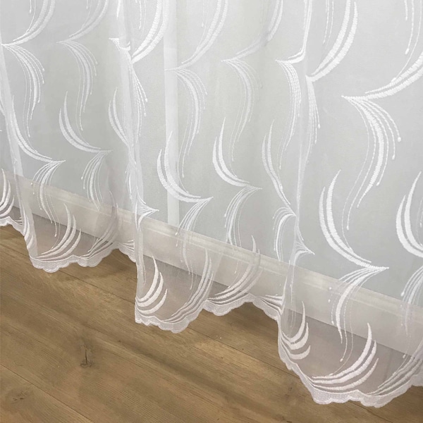 Une paire de rideaux transparents (lot de 2 panneaux à œillets) motif de tissage abstrait européen brodé blanc et beige 52" de large, 84" et 95" de long