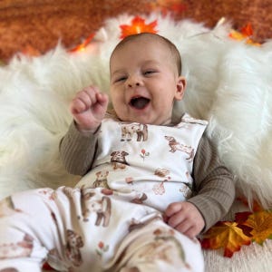 Baby-Strampler: Doggy Tales Print, handgefertigt in Schottland