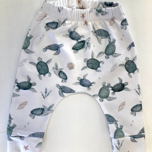 Leggings per neonati a forma di tartaruga, pantaloni per neonati, regalo fatto a mano per neonati, abbigliamento biologico per neonati, regalo per neonati, regalo unico per neonati, regalo per bambini piccoli, leggings per bambini