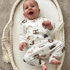 Handgemachter Bio-Babystrampler, Waschbär und Friends-Druck, GOTS-zertifizierter Kinderkleidung