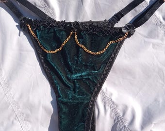 Tanga de terciopelo verde oscuro con cadenas