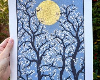 La Lune au-dessus des arbres (Giclée peinte à la main)