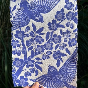 Bajo la flor (Índigo)