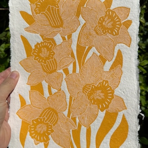 Stampa su linoleum di narcisi gialli su carta fatta a mano.