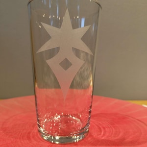 Pinte en verre Final Fantasy 14 FFXIV sablé à la main (gravé) (pinte britannique / 570 ml)