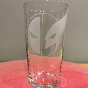 Deadpool und Wolverine Fusion handgraviertes Pint Glas (1 UK Pint / 570ML)