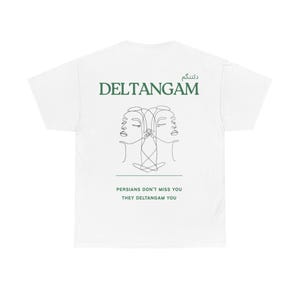 Könnte beinhalten: Weißes T-Shirt mit grünem Aufdruck. Der Aufdruck zeigt das Wort "DELTANGAM" in englischer und persischer Schrift. Darunter eine Strichzeichnung von zwei Gesichtern. Der Text "PERSIANS DON'T MISS YOU THEY DELTANGAM YOU" ist darunter gedruckt.