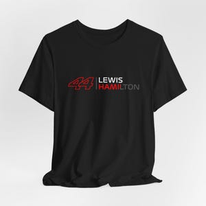 K&ouml;nnte beinhalten: Schwarzes T-Shirt mit der roten Nummer "44" und dem Text "Lewis Hamilton" in Wei&szlig;.