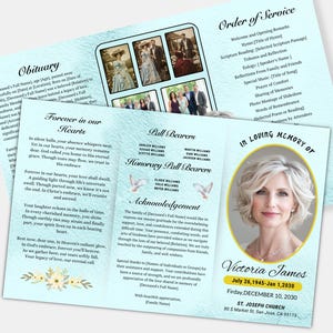 Pode incluir: Um programa de serviço memorial azul claro, design de três dobras, com uma foto de uma mulher e fotos de família. O programa inclui o obituário, a ordem do serviço e os agradecimentos. O programa é para Victoria James.