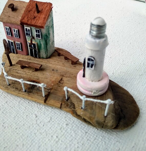 Handgemachte Originale kleine Strand Treibholz Häuser mit Leuchtturm