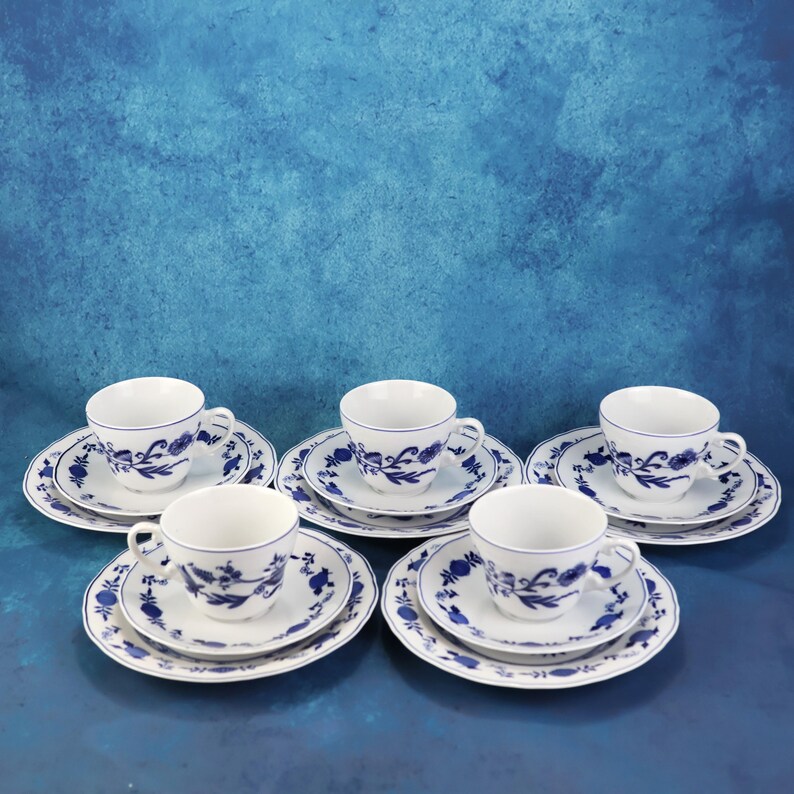 Vintage porcelain, coffee service, onion pattern, genuine cobalt, Wellco Krefeld, cups and saucers, cake plates, dishwasher safe image 3